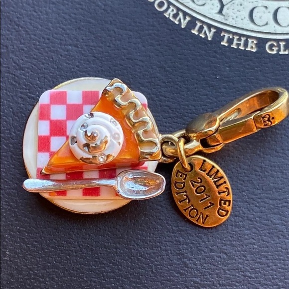Juicy Couture LE 2011 PUMPKIN PIE HOLIDAY CHARM - Picture 3 of 8